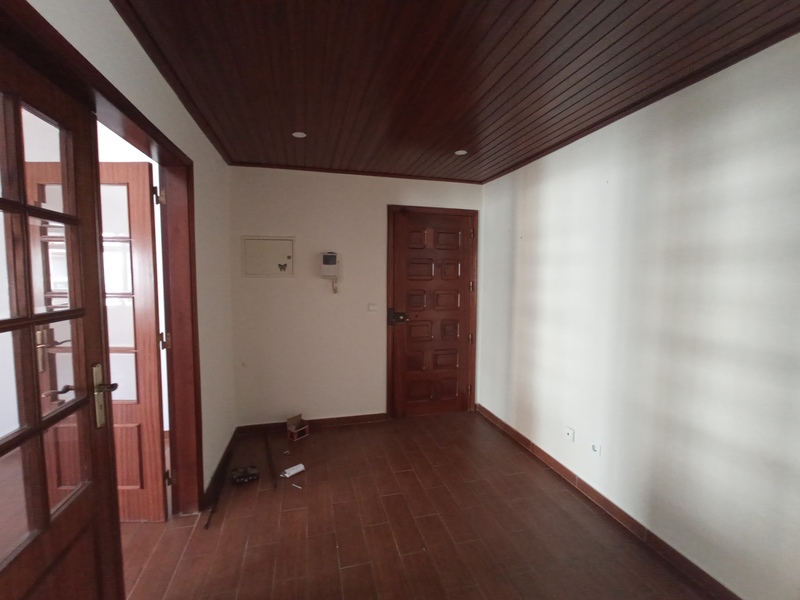  T3 com Lareira, Arrecadação e 164m² Totais – Rua Maria Lamas, Moita - Image 2