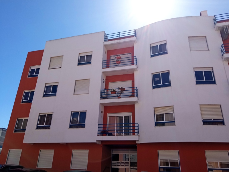  T3 com Lareira, Arrecadação e 164m² Totais – Rua Maria Lamas, Moita - Image 1