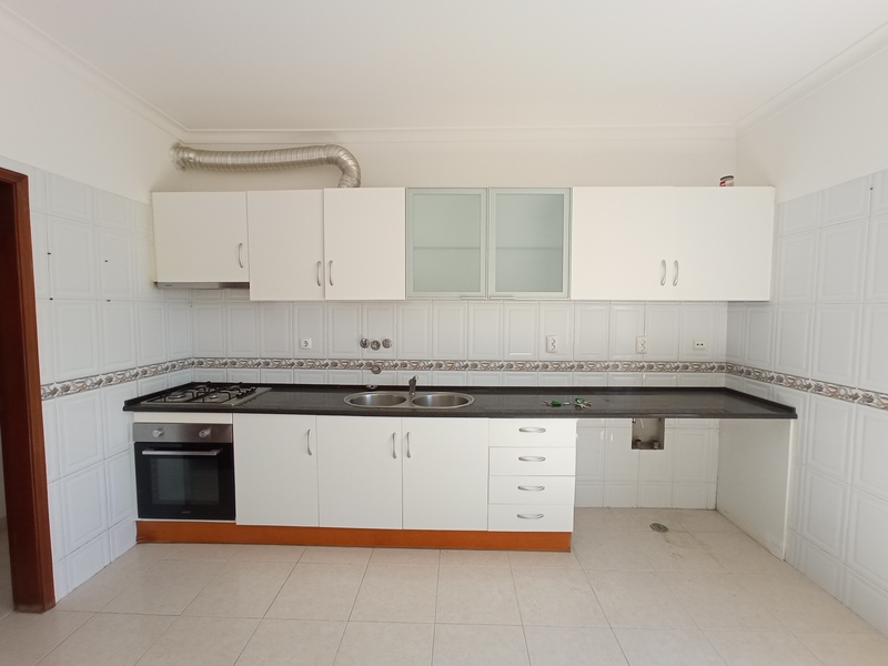  T3 com Lareira, Arrecadação e 164m² Totais – Rua Maria Lamas, Moita - Image 11