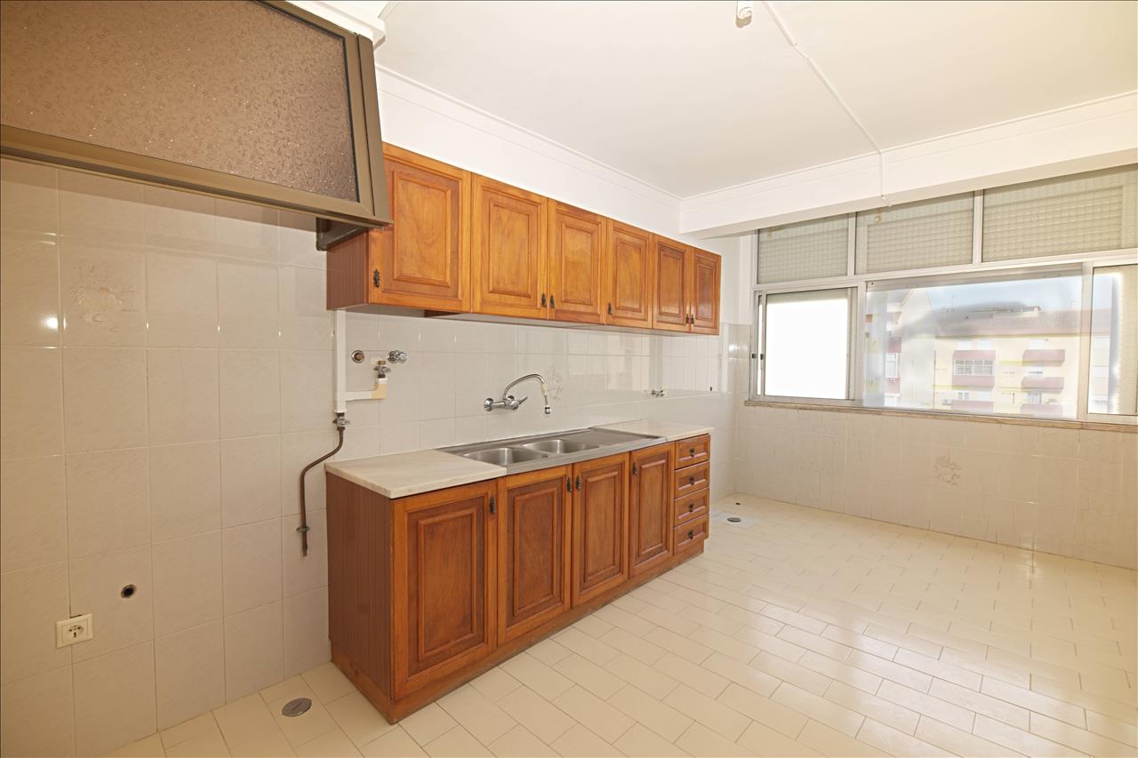 Apartamento T3 com Varanda e Arrecadação, no Centro do Pinhal Novo - Image 5