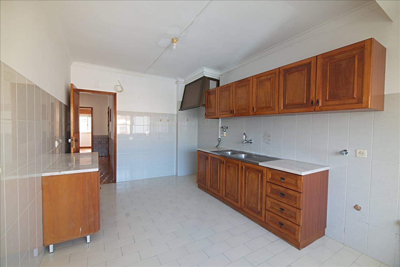 Apartamento T3 com Varanda e Arrecadação, no Centro do Pinhal Novo - Image 6