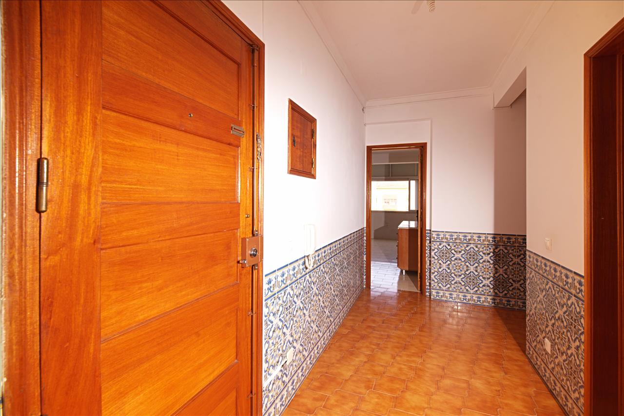 Apartamento T3 com Varanda e Arrecadação, no Centro do Pinhal Novo - Image 4