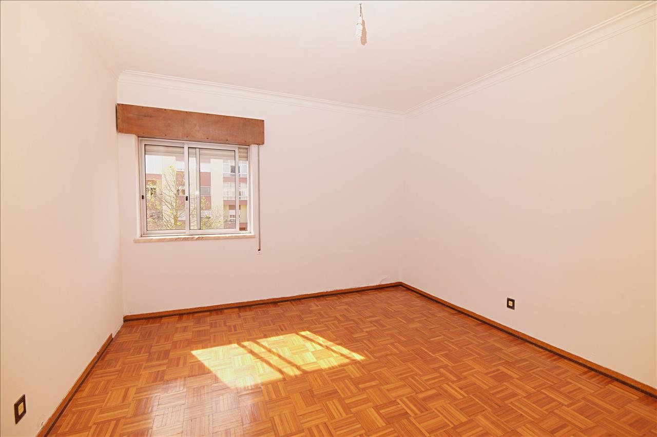 Apartamento T3 com Varanda e Arrecadação, no Centro do Pinhal Novo - Image 8