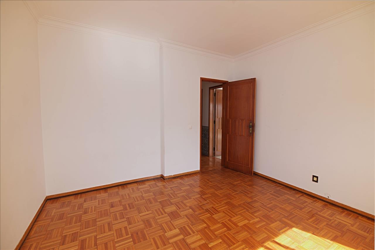 Apartamento T3 com Varanda e Arrecadação, no Centro do Pinhal Novo - Image 13