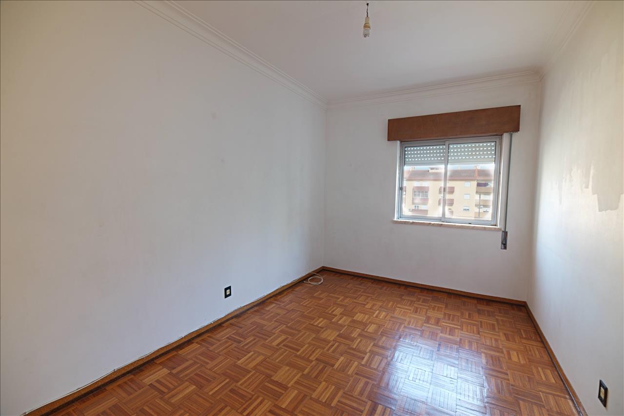 Apartamento T3 com Varanda e Arrecadação, no Centro do Pinhal Novo - Image 10