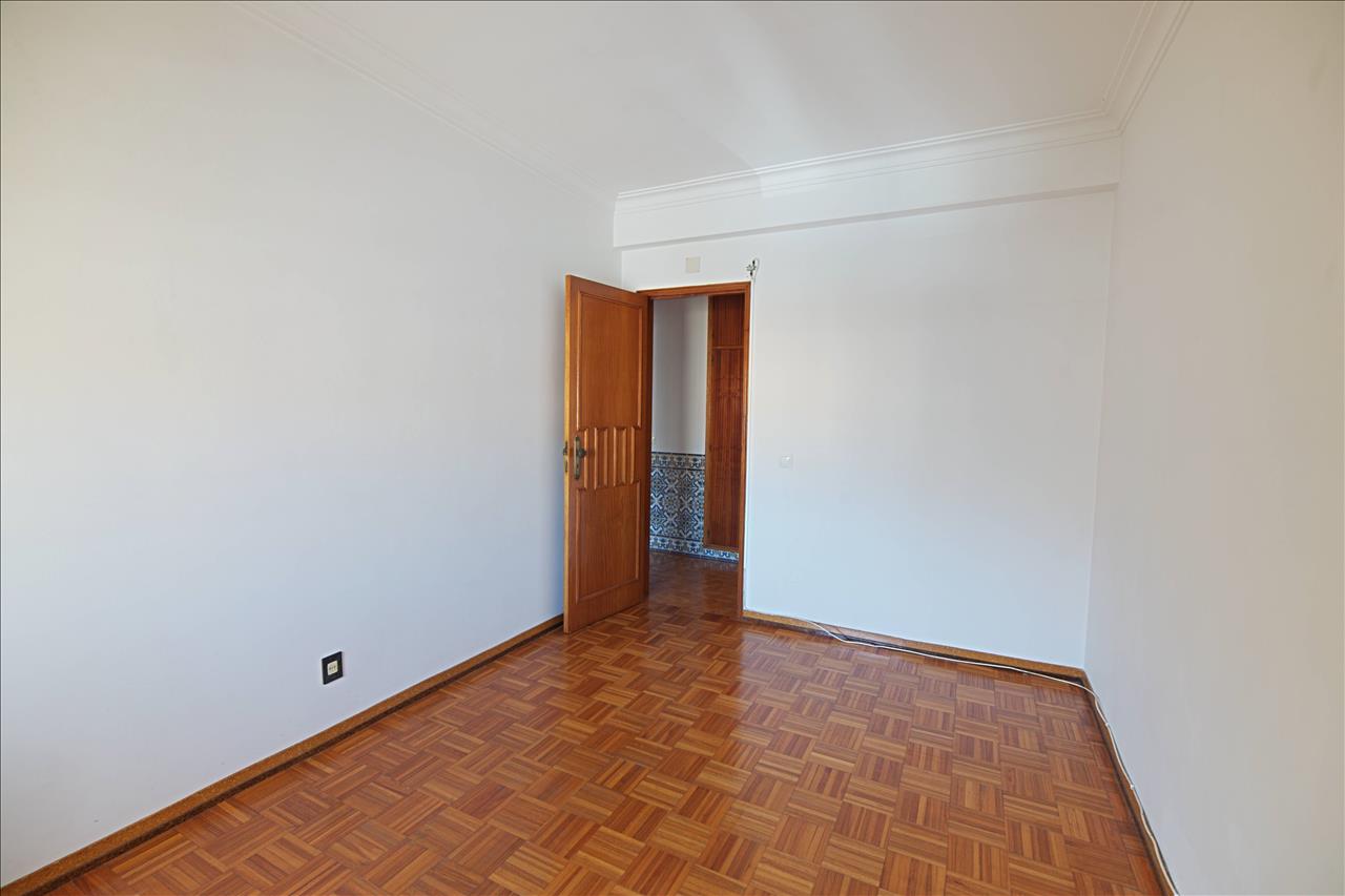 Apartamento T3 com Varanda e Arrecadação, no Centro do Pinhal Novo - Image 9