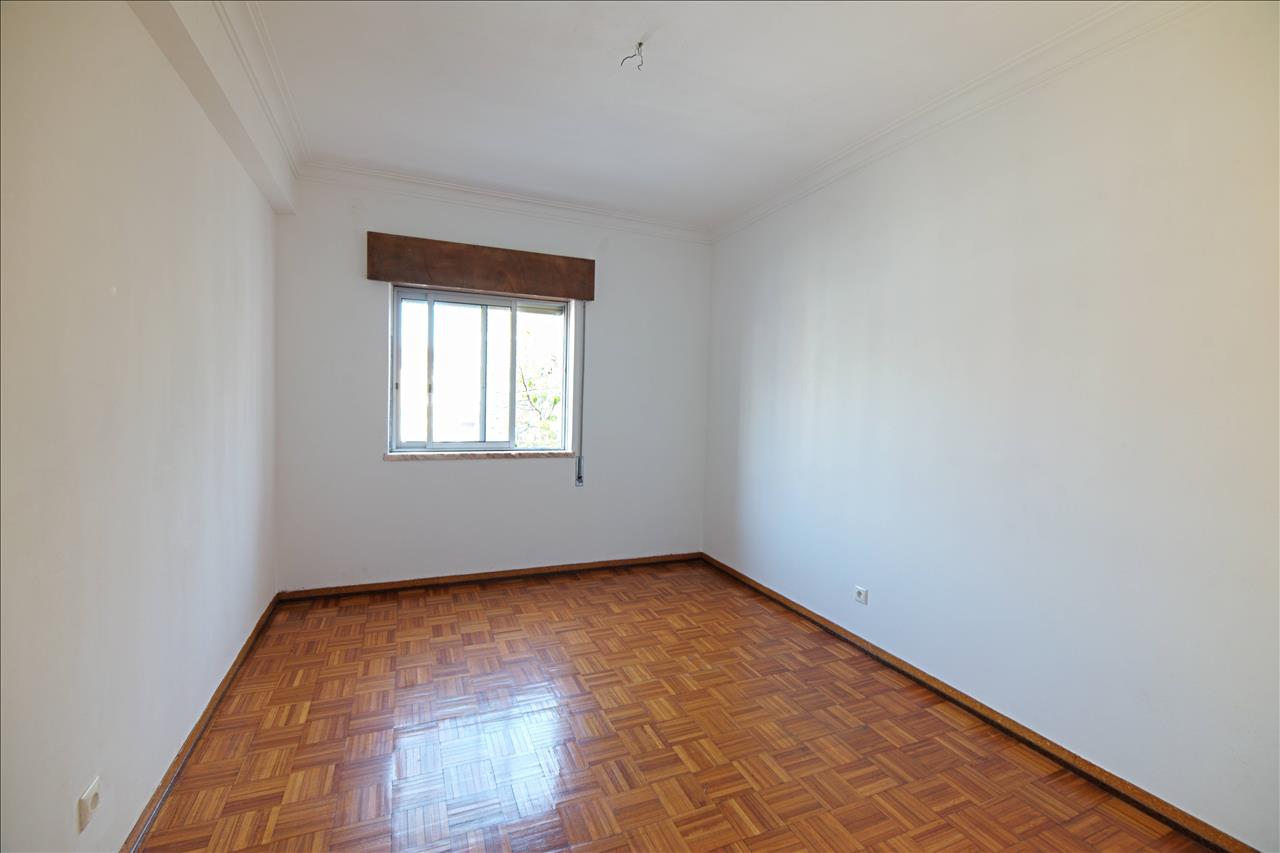 Apartamento T3 com Varanda e Arrecadação, no Centro do Pinhal Novo - Image 12