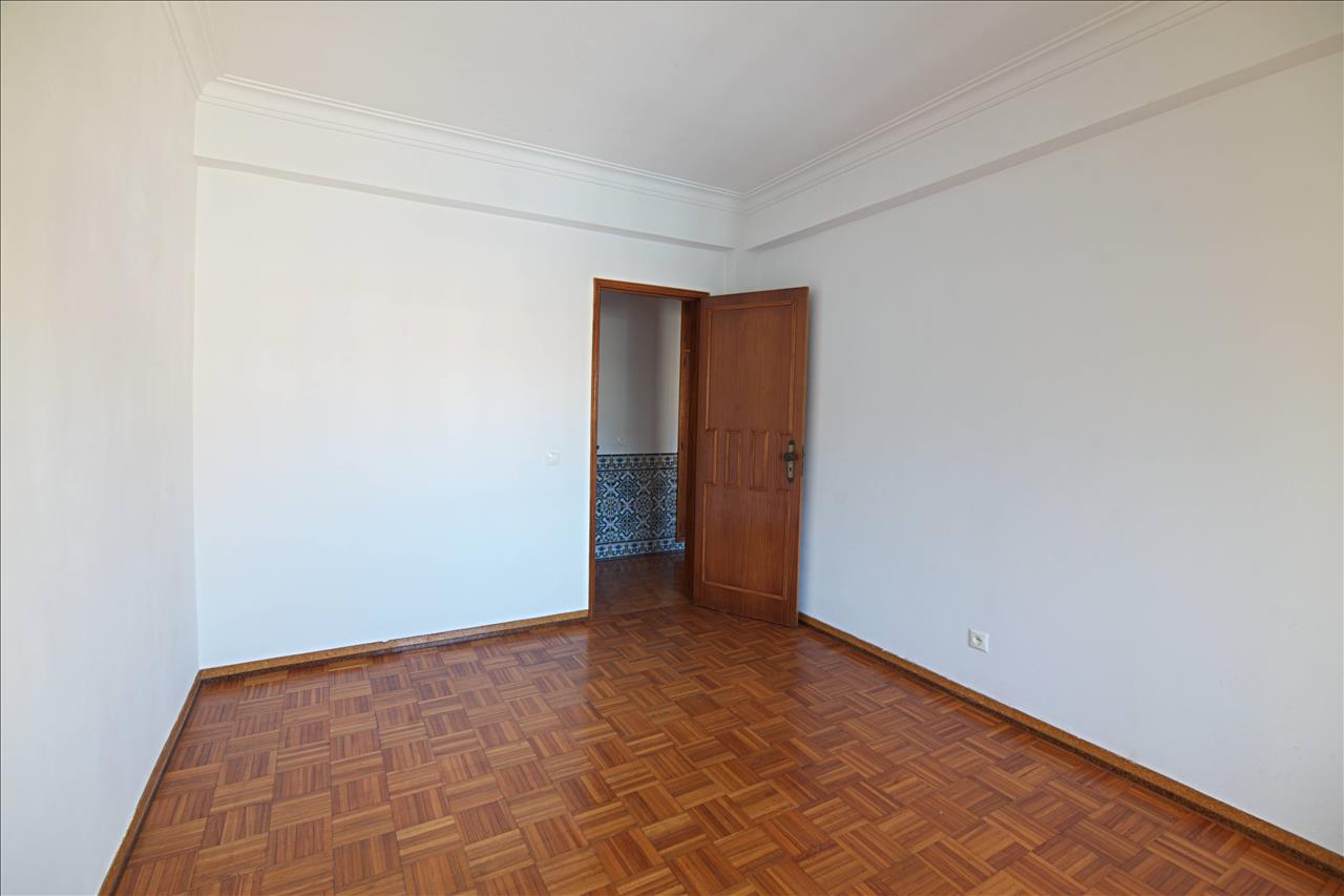 Apartamento T3 com Varanda e Arrecadação, no Centro do Pinhal Novo - Image 11