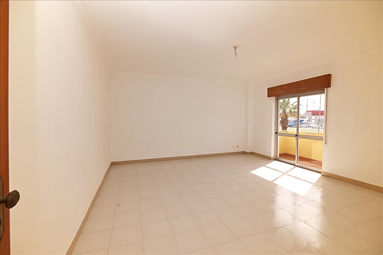 Apartamento T3 com Varanda e Arrecadação, no Centro do Pinhal Novo - Image 1