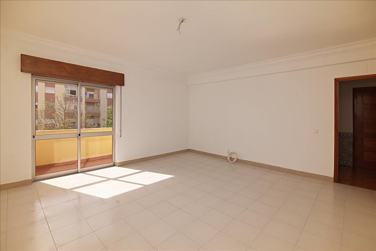 Apartamento T3 com Varanda e Arrecadação, no Centro do Pinhal Novo - Image 3