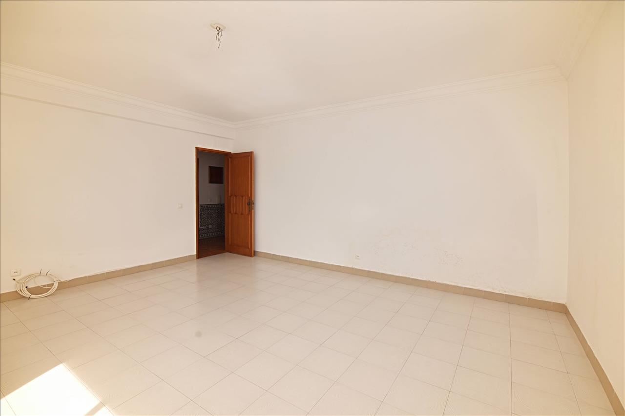 Apartamento T3 com Varanda e Arrecadação, no Centro do Pinhal Novo - Image 2
