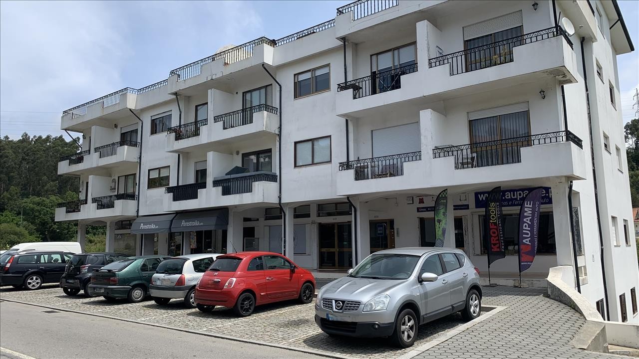 Apartamento T3 com uma área total de 241 m2 - Image 1