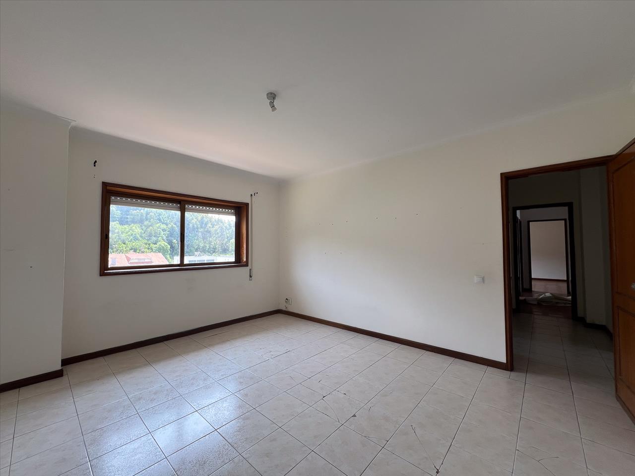 Apartamento T3 com uma área total de 241 m2 - Image 3