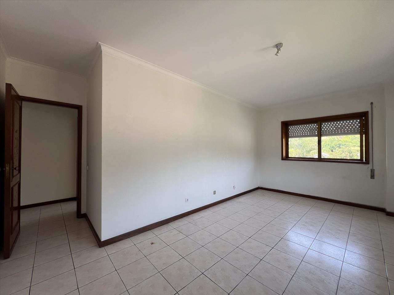 Apartamento T3 com uma área total de 241 m2 - Image 2