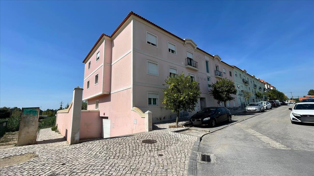 Apartamento T2, com parqueamento, em Brejos de Azeitão - Image 2