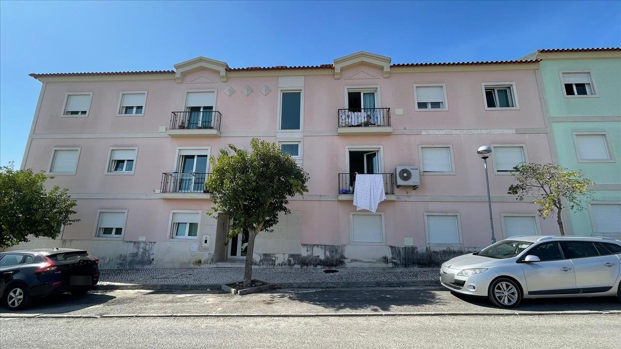 Apartamento T2, com parqueamento, em Brejos de Azeitão - Image 1