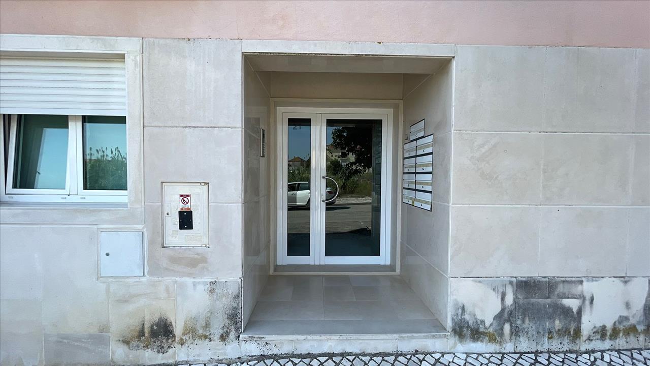 Apartamento T2, com parqueamento, em Brejos de Azeitão - Image 3