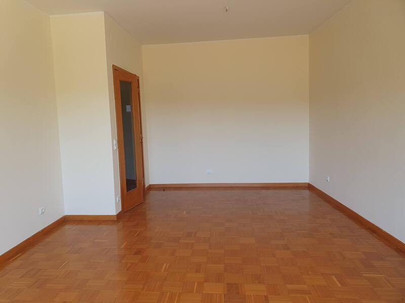 Apartamento T2 em Rio Tinto com 116m² com Varanda - Image 4