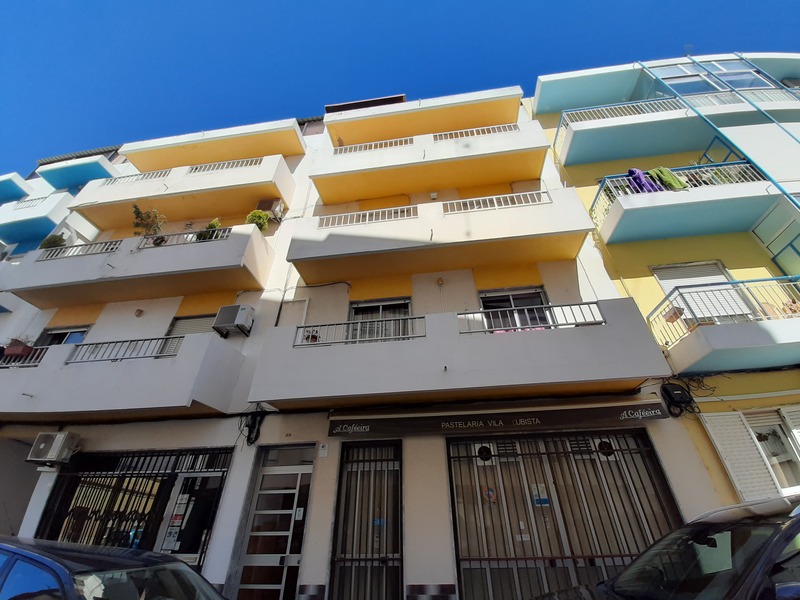 Apartamento T2 Luminoso no Centro de Olhão – 3º Andar - Image 1