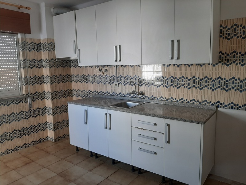 Apartamento T2 Luminoso no Centro de Olhão – 3º Andar - Image 3