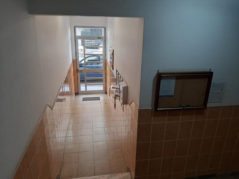 Apartamento T2 Luminoso no Centro de Olhão – 3º Andar - Image 2