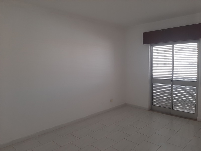 Apartamento T2 Luminoso no Centro de Olhão – 3º Andar - Image 5