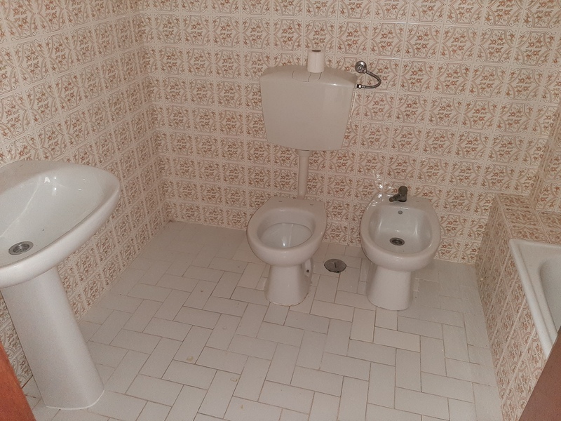 Apartamento T2 Luminoso no Centro de Olhão – 3º Andar - Image 9