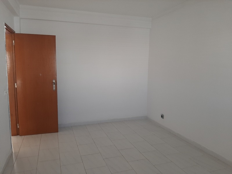 Apartamento T2 Luminoso no Centro de Olhão – 3º Andar - Image 4