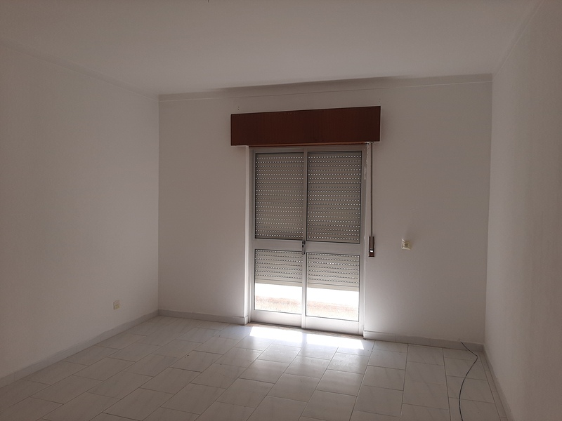 Apartamento T2 Luminoso no Centro de Olhão – 3º Andar - Image 8