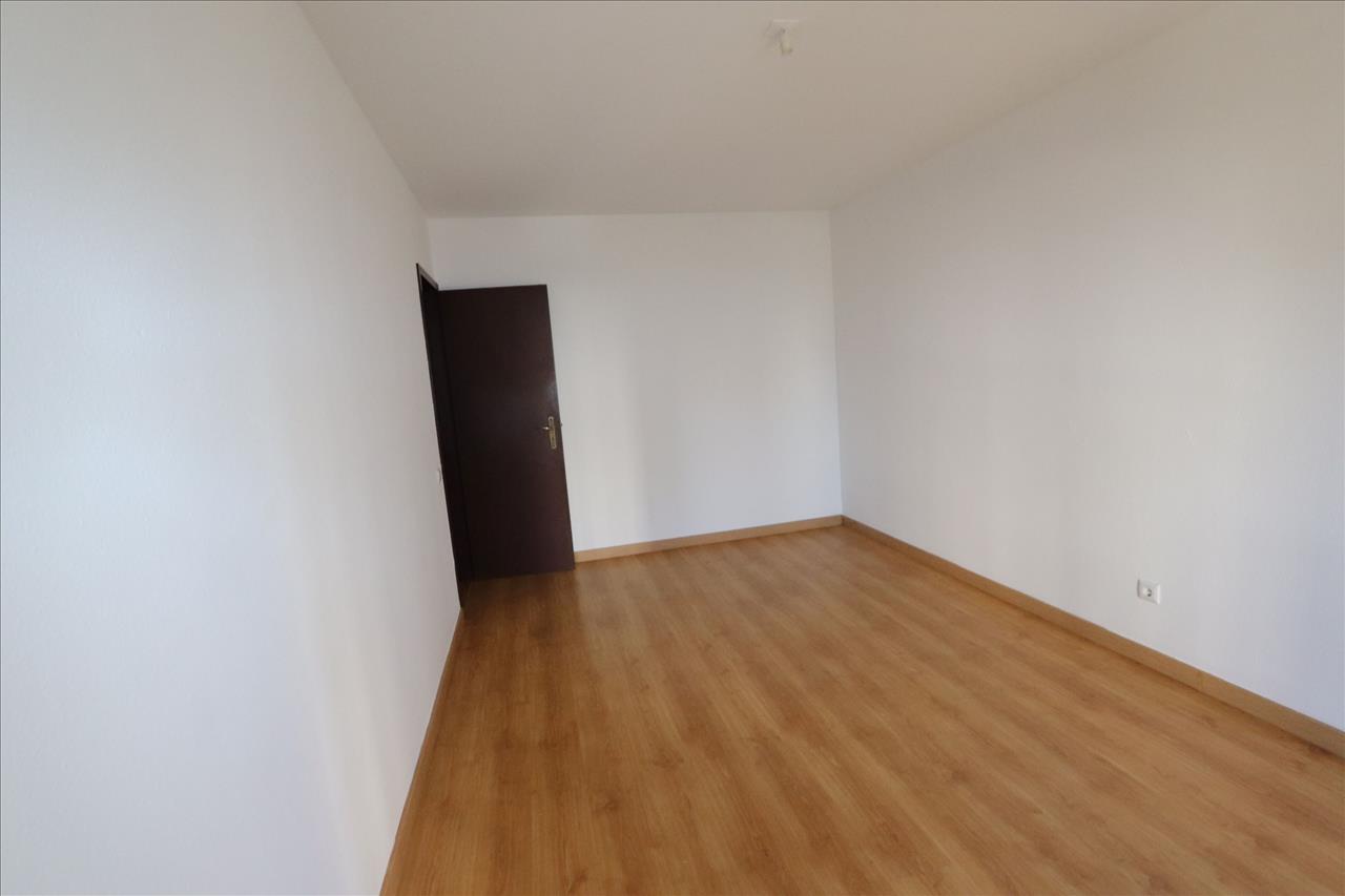 Apartamento T3 com 89 m² na Rua Bernardo Santareno – Miratejo - Image 8