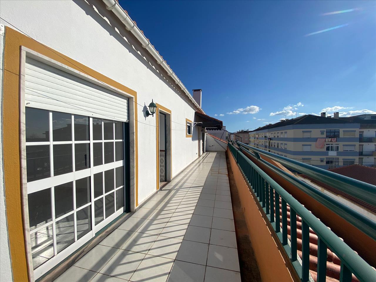 Apartamento T3 com Espaçosa Varanda e Excelente Localização no Pinhal Novo - Image 3