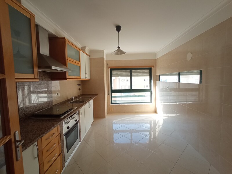 Apartamento T2 Carregado - - Image 3