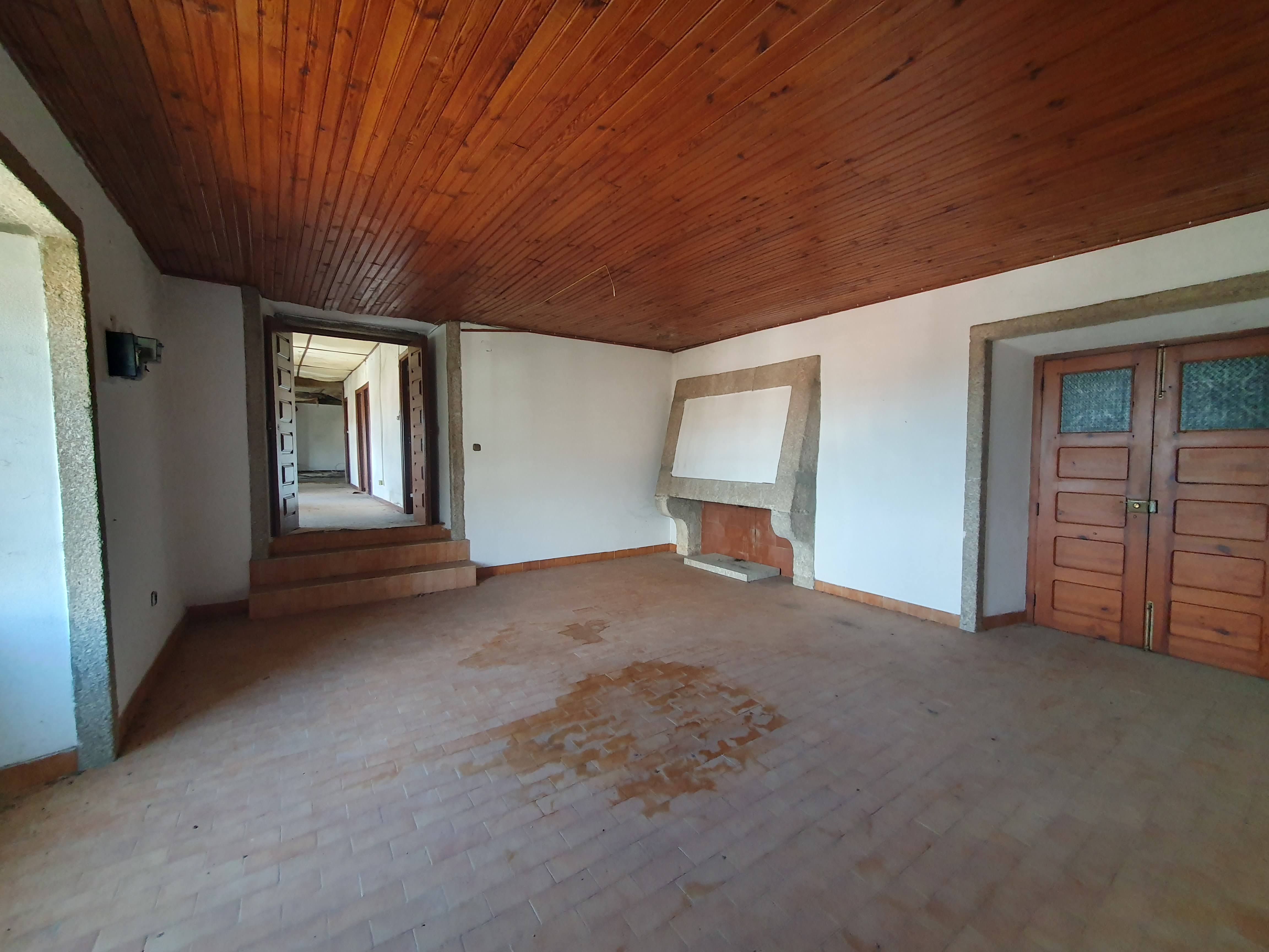 Andar de Moradia, T3, para recuperar- Alpedrinha, Fundão - Image 3