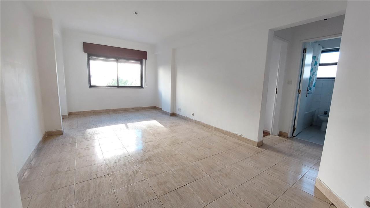 Apartamento T2 em Sintra com Elevador e Armazenamento - Image 4