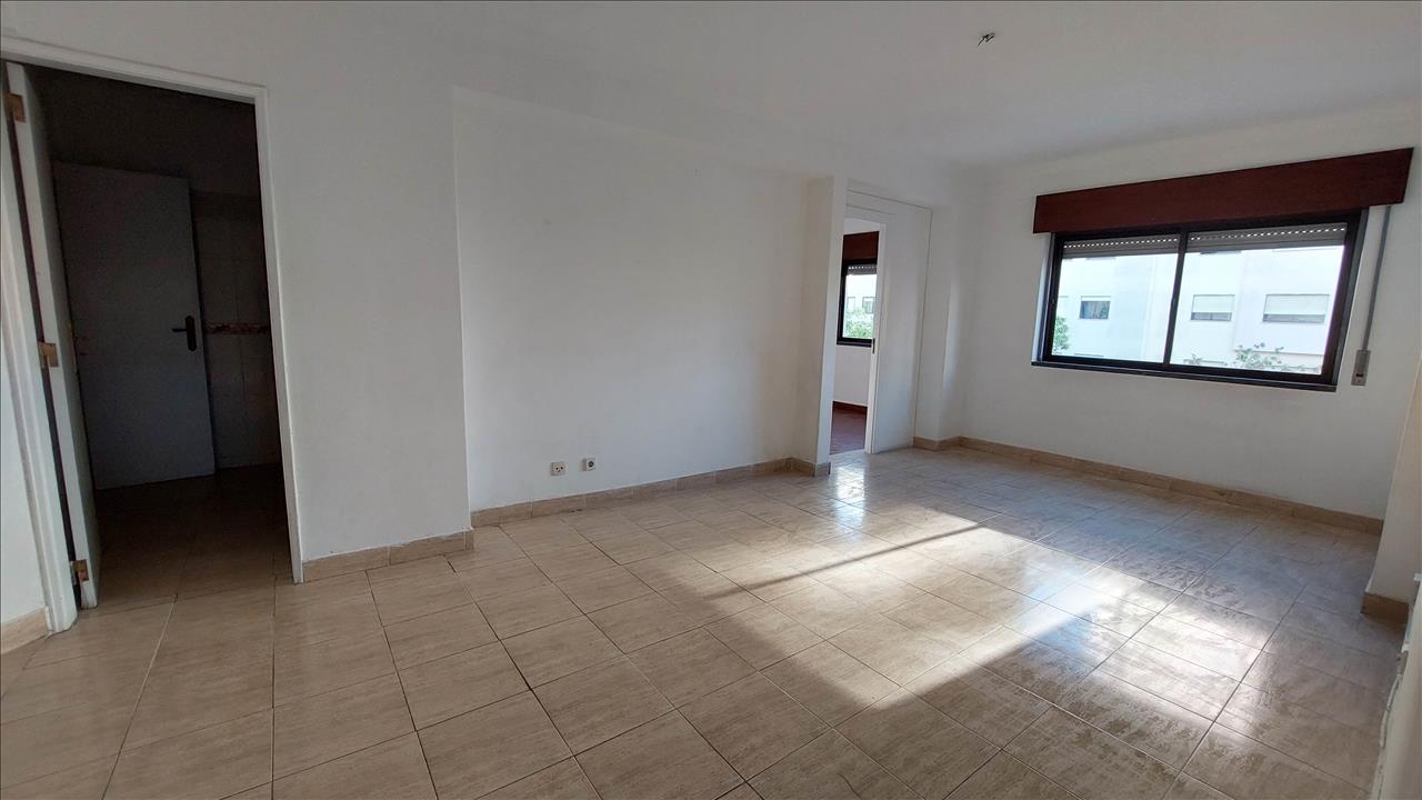 Apartamento T2 em Sintra com Elevador e Armazenamento - Image 2