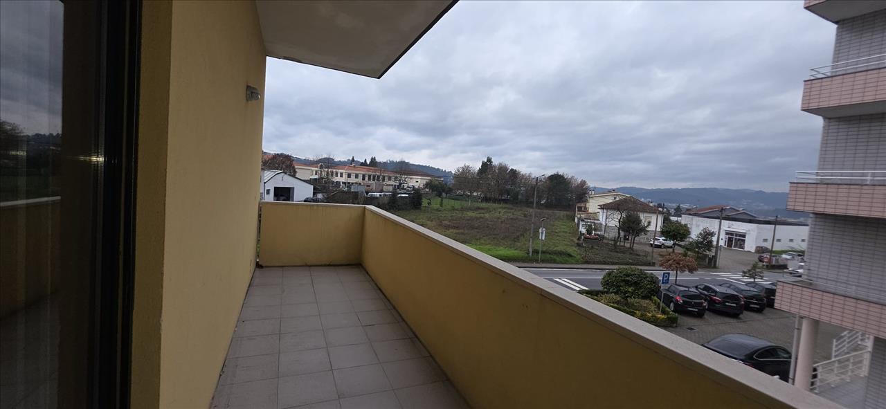 Apartamento T1 + Arrecadação Paço de Sousa (Penafiel) - Image 9