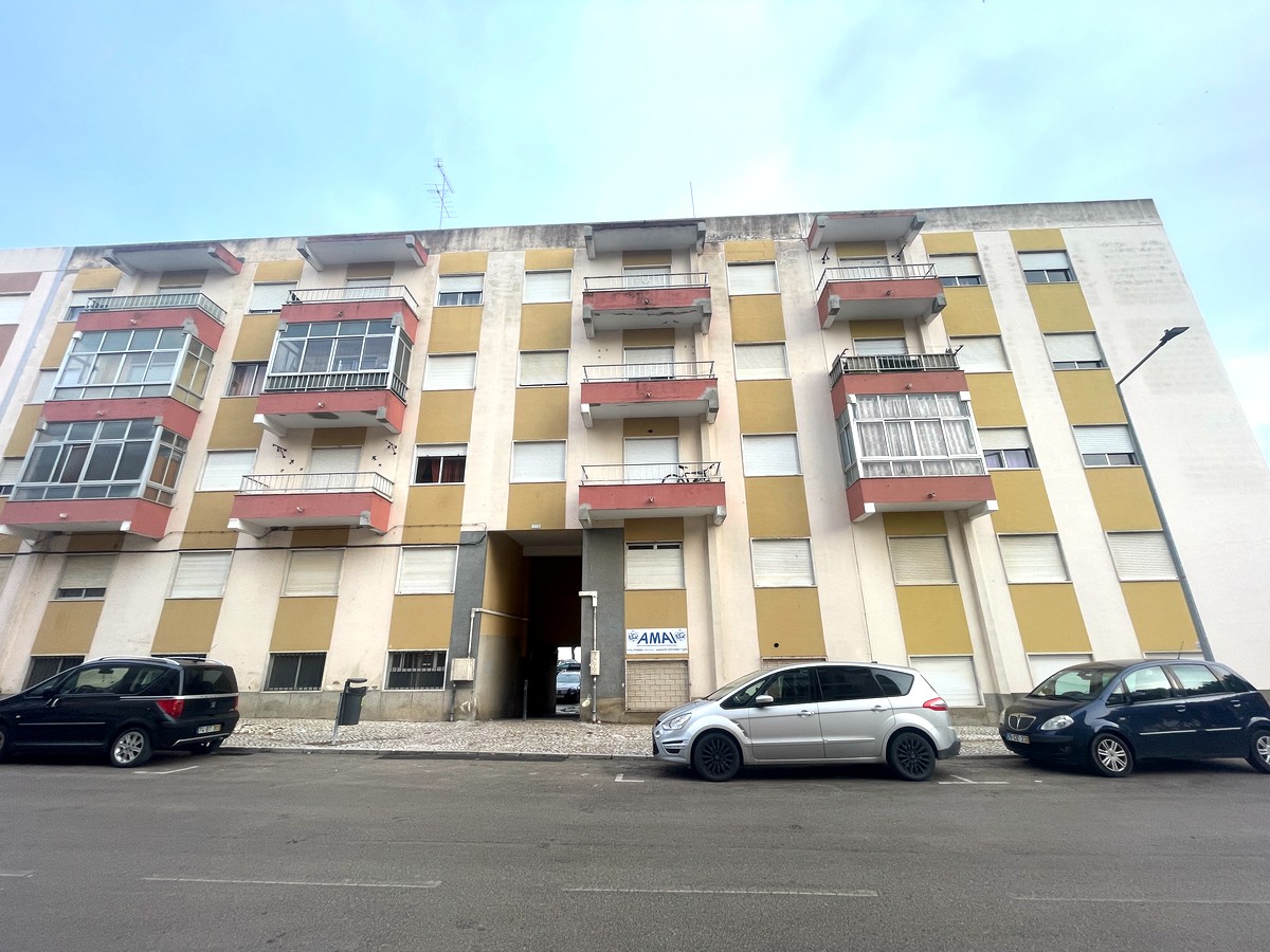Apartamento T3, com Varanda, no Centro do Pinhal Novo - Image 1