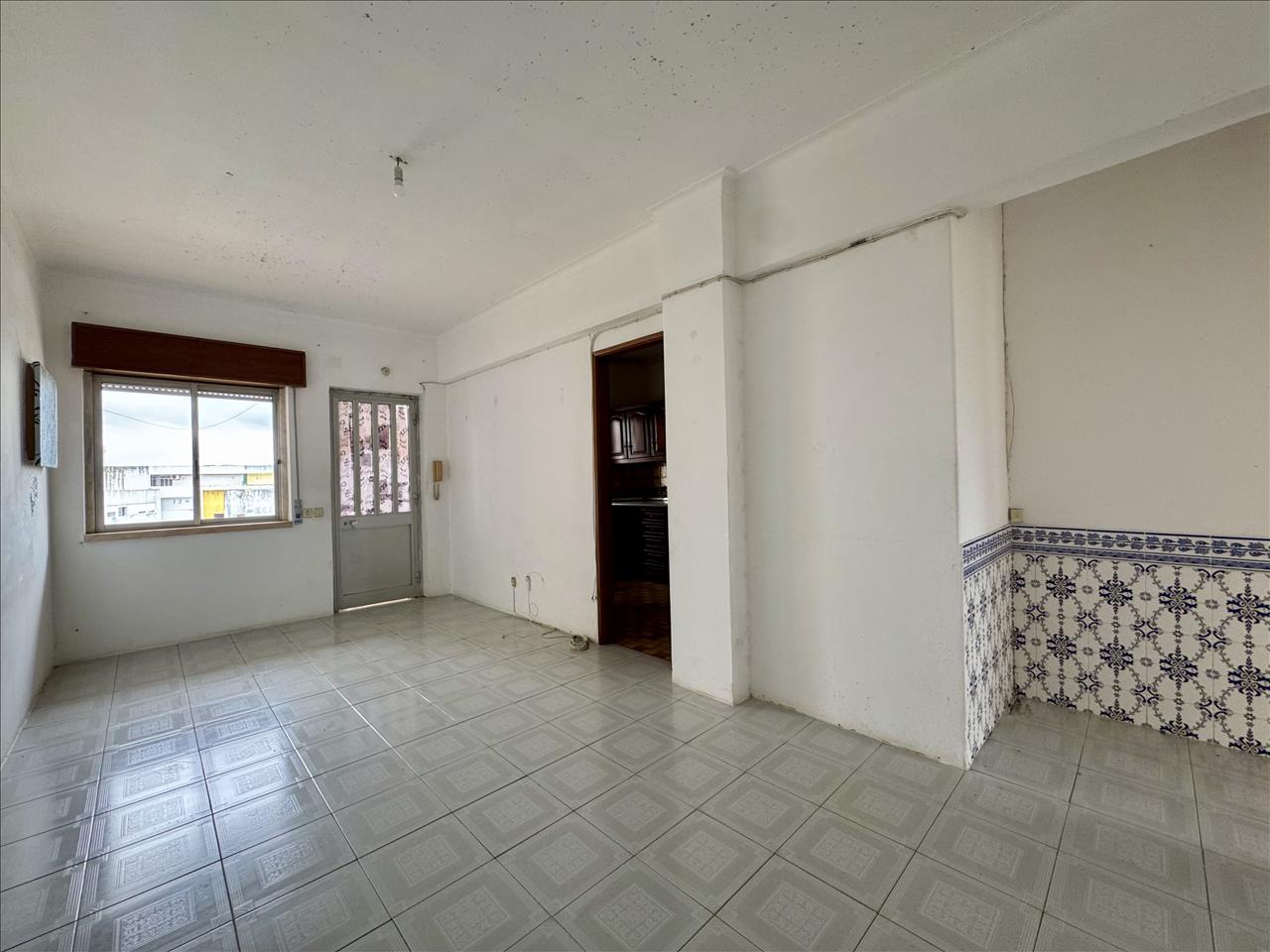 Apartamento T3, com Varanda, no Centro do Pinhal Novo - Image 2