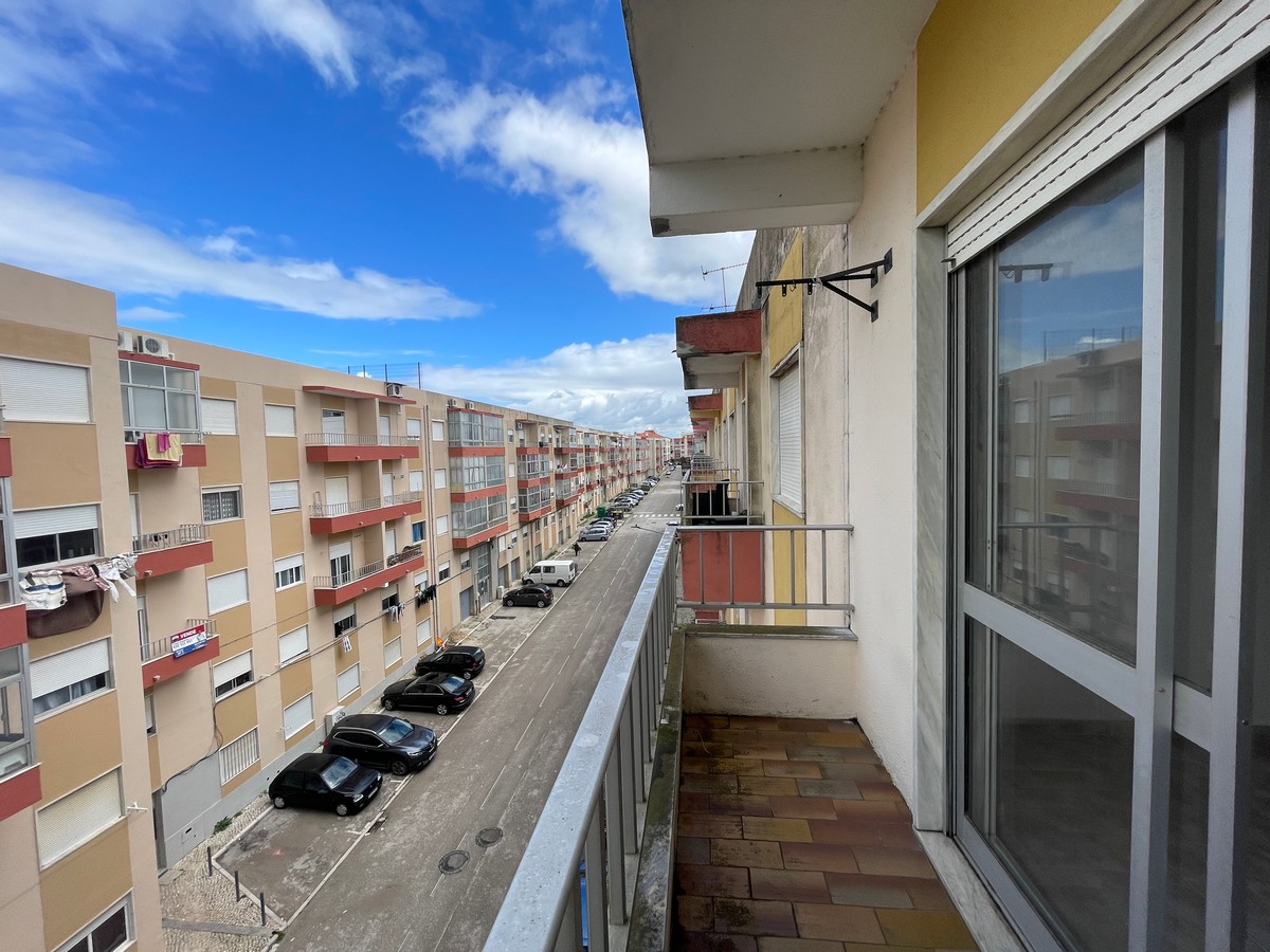 Apartamento T3, com Varanda, no Centro do Pinhal Novo - Image 8