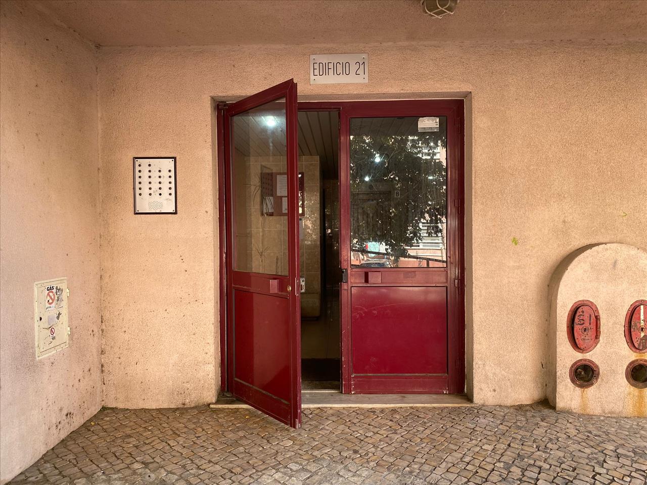 APARTAMENTO T3 OCUPADO ILEGALMENTE, EM PROCESSO JUDICIAL - Image 6